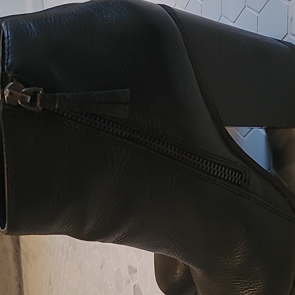 Kenneth Cole Reaction bootie. - Picture 2 of 8